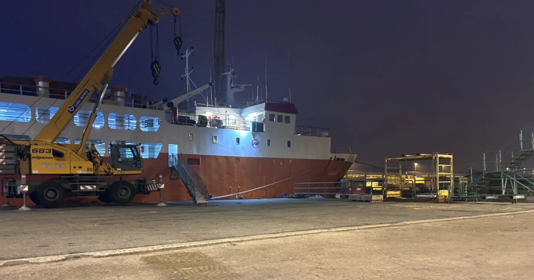 Statek w porcie Koper nocą